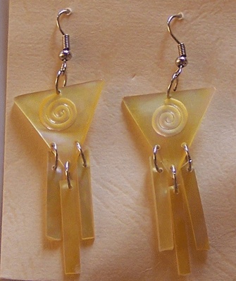 mop shell yellow lip earring
