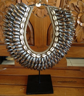 seashell handicrafts or ntive necklace