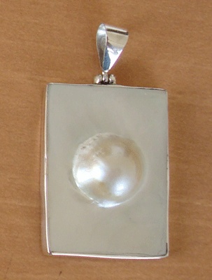 Pearl In White Mop Pendant