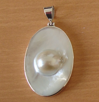 Round Pearl In Mop Pendant