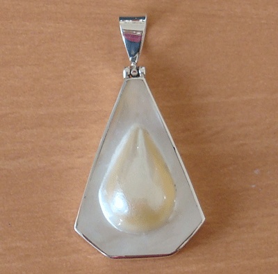 Pearl In White Mop Pendant