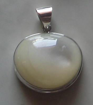 Pendant With Mop Shell Big